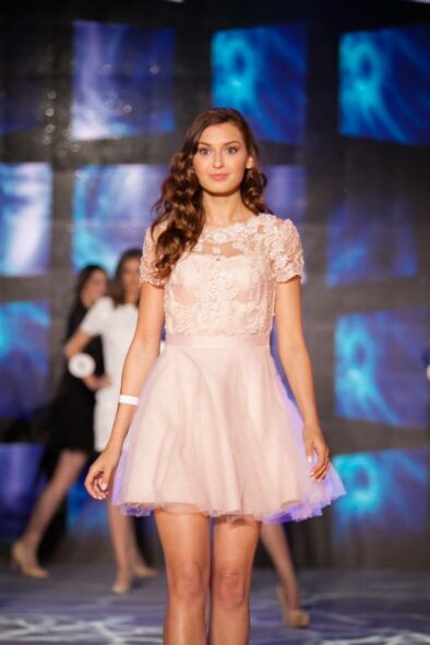 Prudent and romantic dress with lace