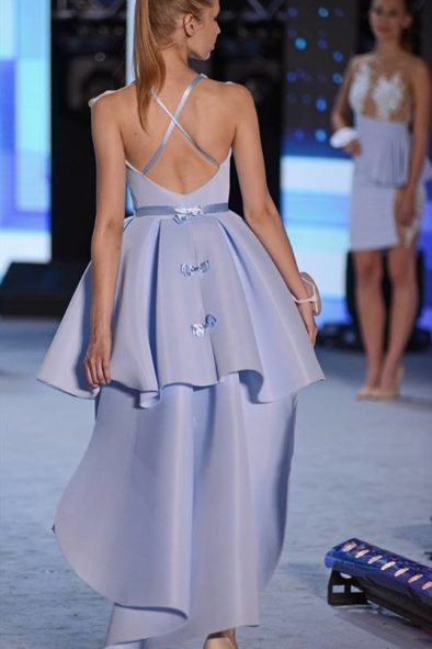 Blue – Kilkuwarstwowa sukienka z długim ogonem