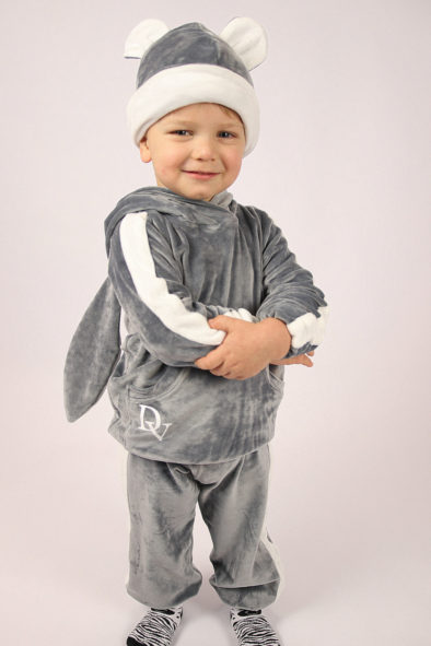 Complete tracksuit: A silvery gray rabbit with stripes + a hat